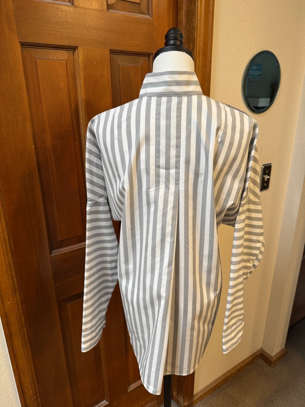 PRICE FIRM Akris Punto Gray and White Womens Mandarin Collar Shirt Size 8 - Picture 9 of 12